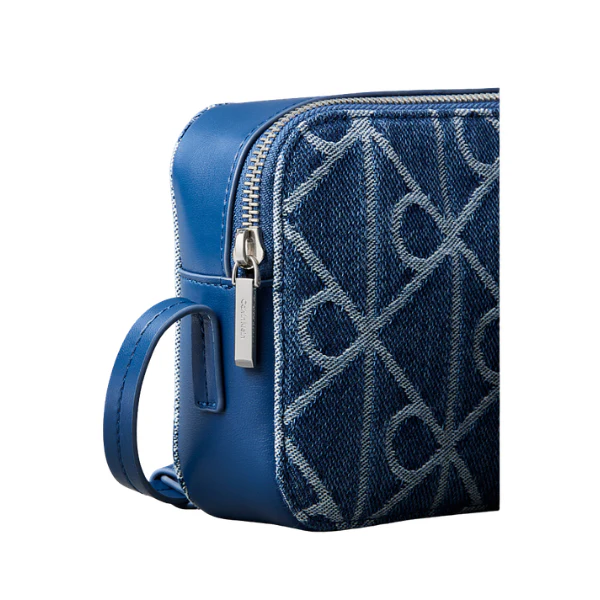 BOLSO CALVIN KLEIN EMBLEM AOP DENIM MUJER - Image 2